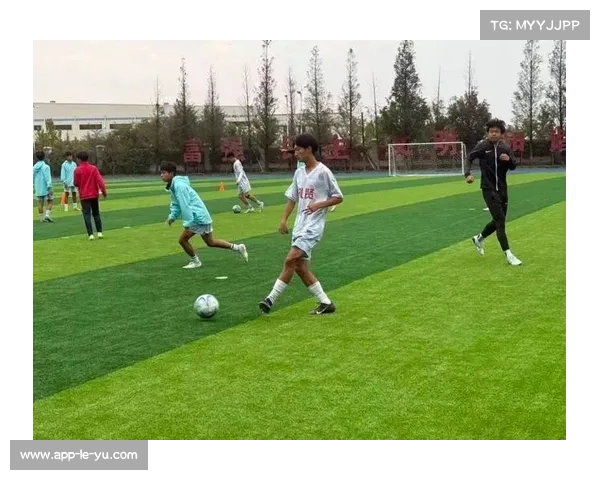 大学生五人制手球赛场：普通生与体育生同场竞技